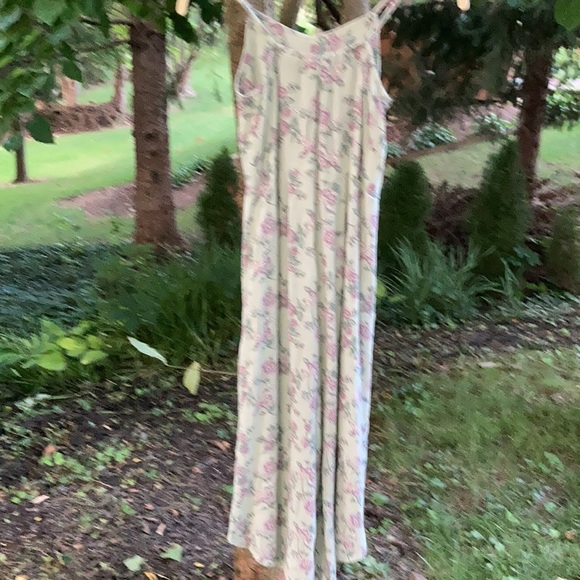 Kids floral jumpsuit with slit in leg - Picture 2 of 8